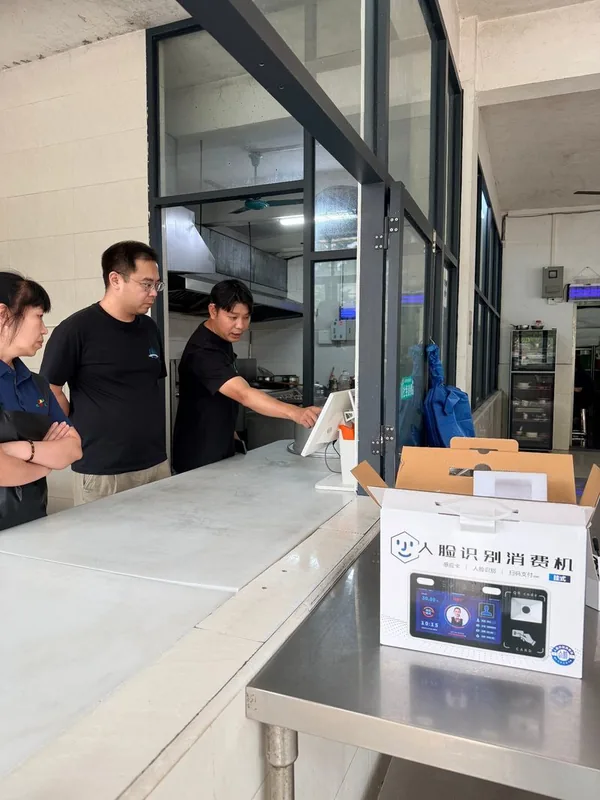 恒业食堂窗口的人脸核销终端